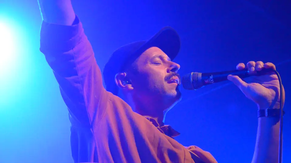 tomas hoeffding giver intim solokoncert i koege kirke